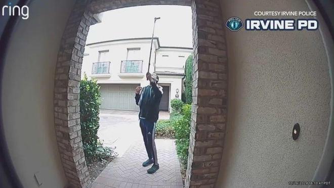 通缉一名男子使用自拍杆女孩卧室m6米乐app注意：尔湾警方(图2)