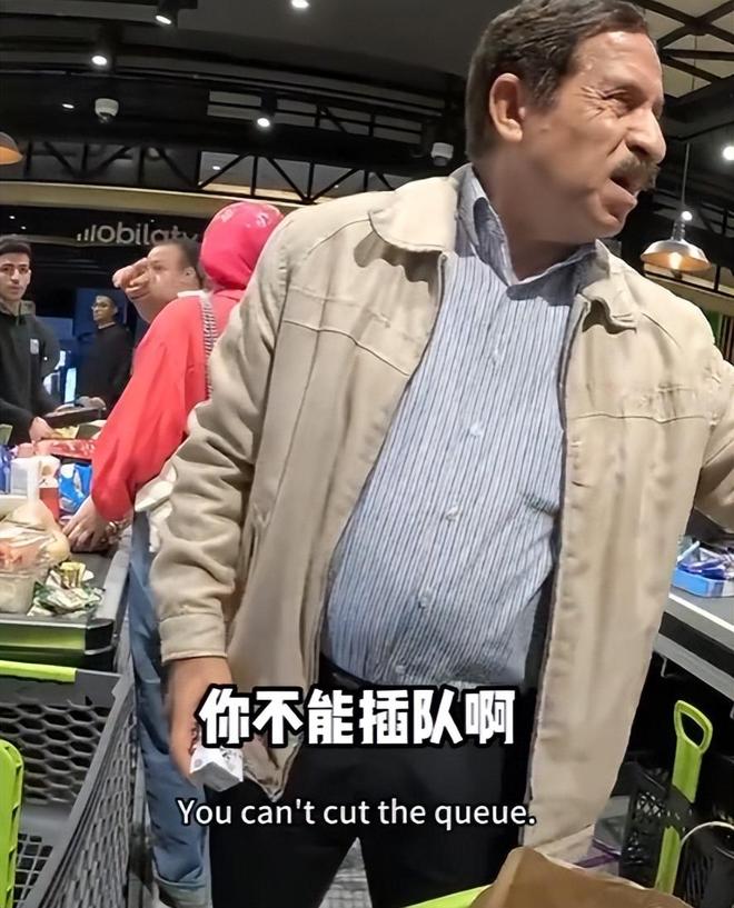 5人互殴完胜后获围观者竖拇指解气！俩中国女生埃及游与当地