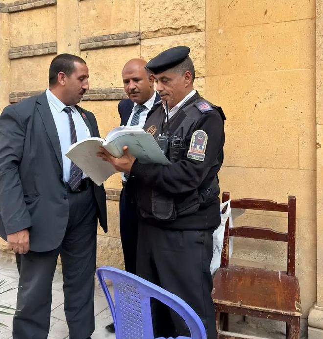 5人互殴完胜后获围观者竖拇指解气！俩中国女生埃及游与当地(图8)