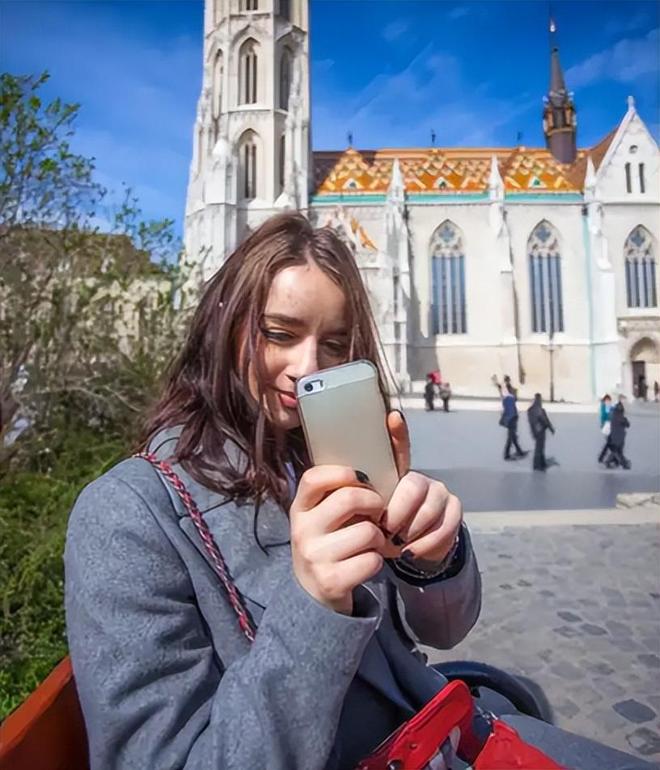 5人互殴完胜后获围观者竖拇指解气！俩中国女生埃及游与当地(图3)