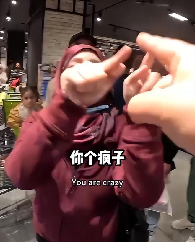 5人互殴完胜后获围观者竖拇指解气！俩中国女生埃及游与当地(图5)