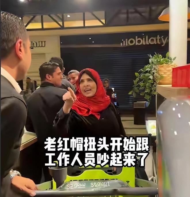 5人互殴完胜后获围观者竖拇指解气！俩中国女生埃及游与当地(图12)