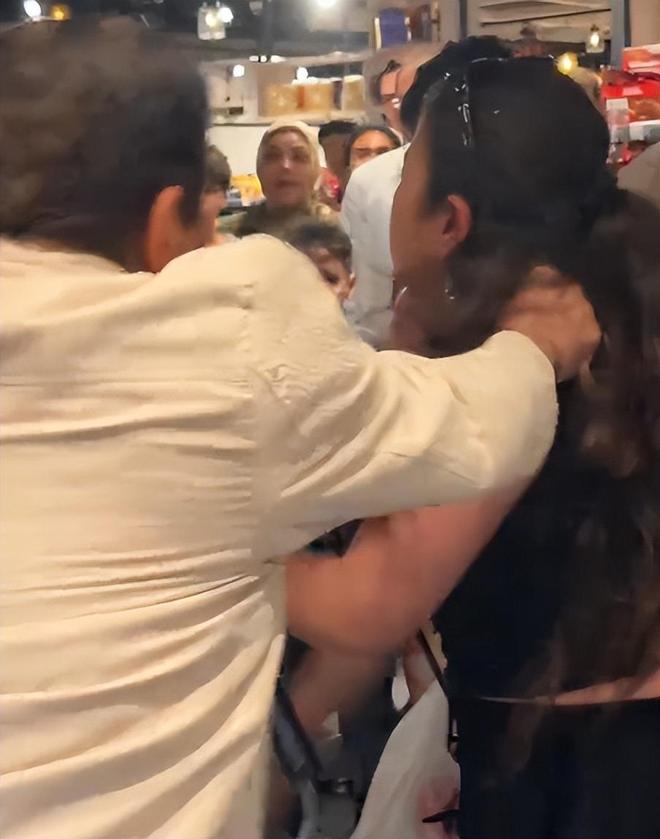 5人互殴完胜后获围观者竖拇指解气！俩中国女生埃及游与当地(图16)