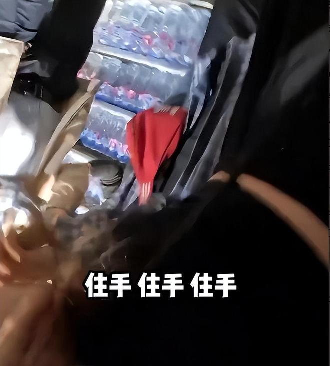 5人互殴完胜后获围观者竖拇指解气！俩中国女生埃及游与当地(图17)